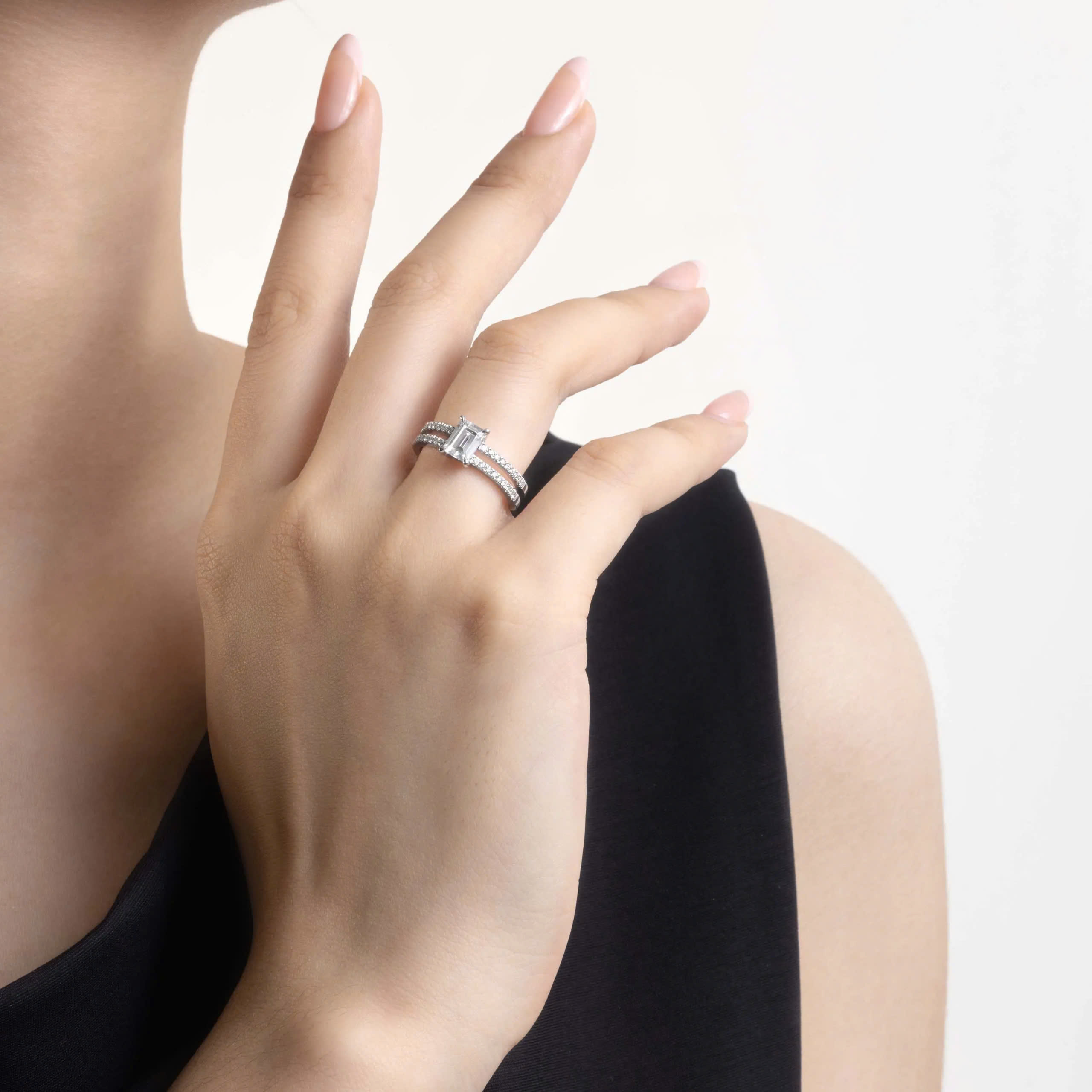 Nhẫn cầu hôn Emerald Dual Embrace - ERBJ063