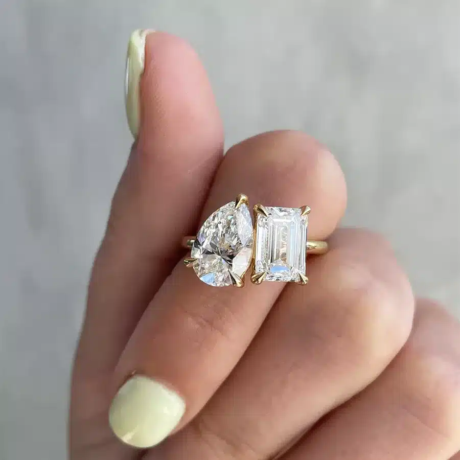 Nhẫn Cầu Hôn Toi Et Moi Pear-Emerald Close Band