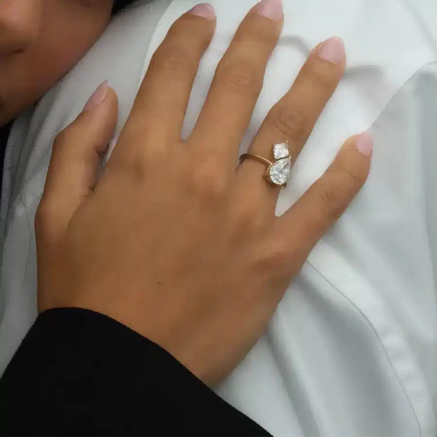 Nhẫn Cầu Hôn Toi Et Moi Pear-Lozenge Close Band