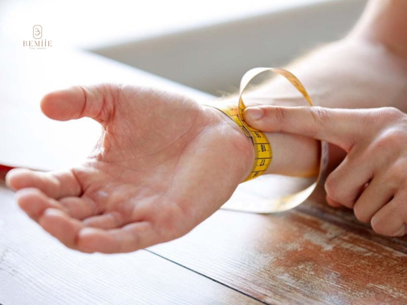 Cách đo cổ tay giúp chọn size vòng, lắc tay chính xác nhất