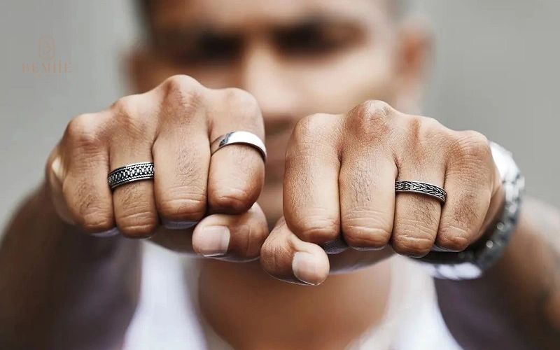 nam đeo nhẫn tay trái hay phải