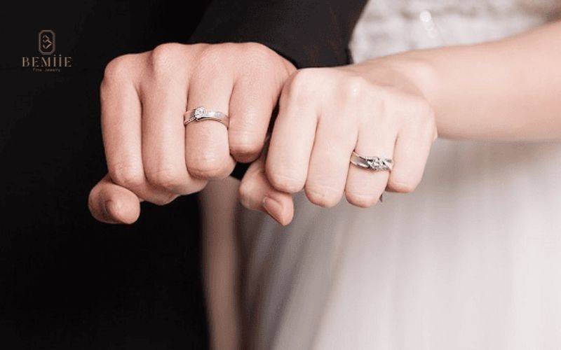 nam đeo nhẫn tay trái hay phải