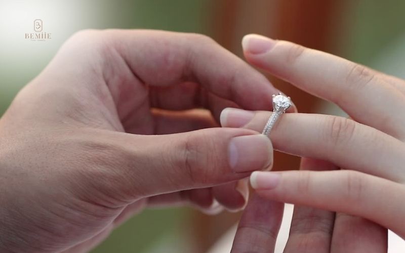 nên trao nhẫn cưới ở nhà trai hay nhà gái?