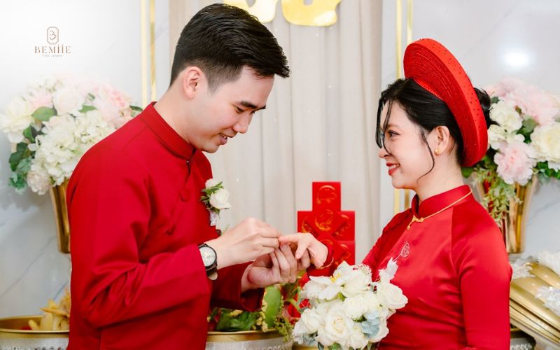 nên trao nhẫn cưới ở nhà trai hay nhà gái?