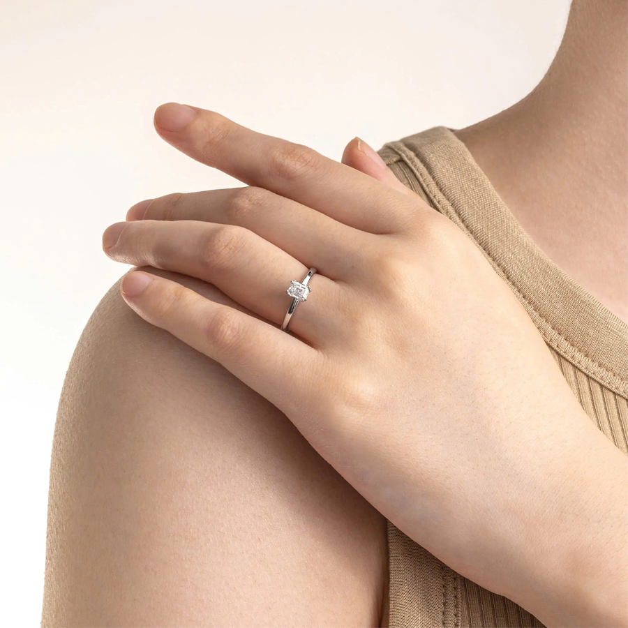 Nhẫn Cầu Hôn Emerald Solitaire Double Prong