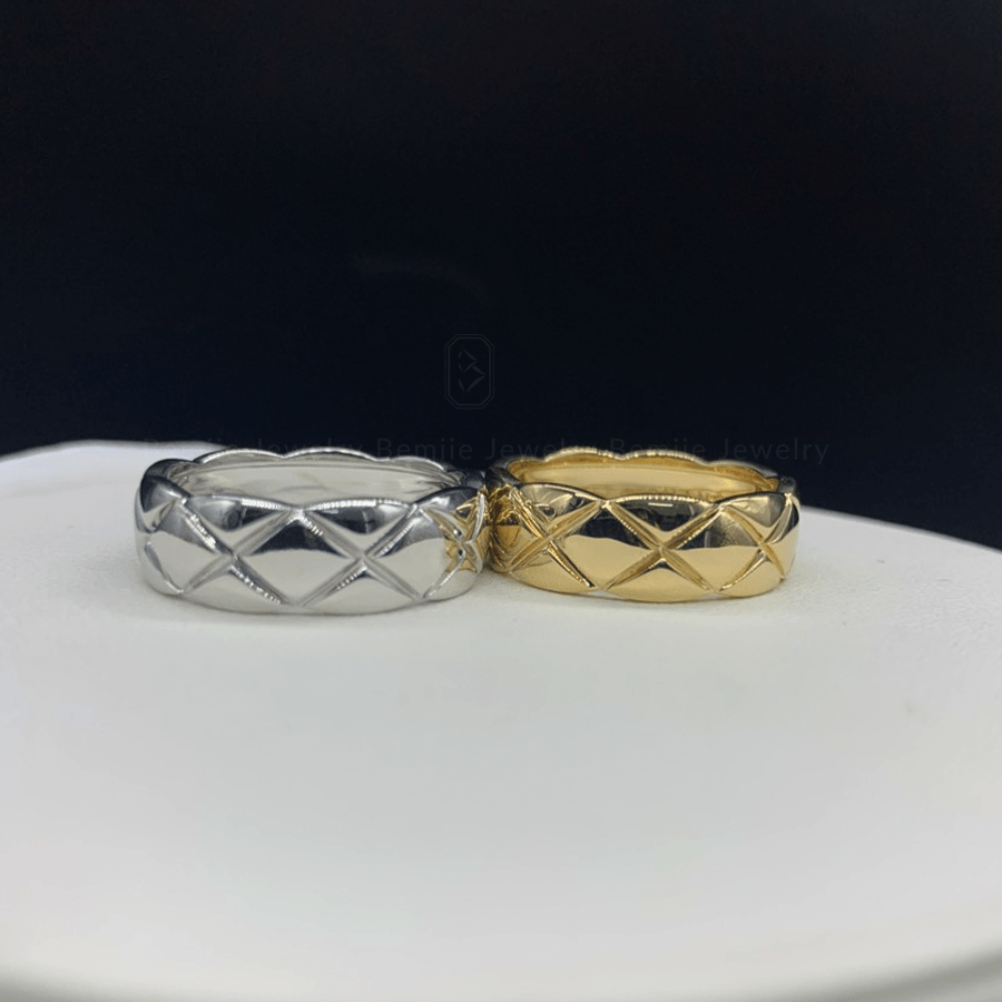 Nhẫn Cưới Họa Tiết Chần Quả Trám Cỡ Nhỏ 18K - WRBD-HK002-CHA