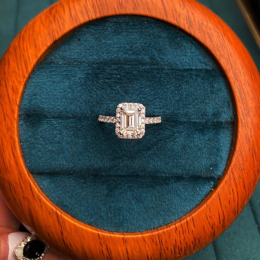 Nhẫn Cầu Hôn Emerald Halo Pave