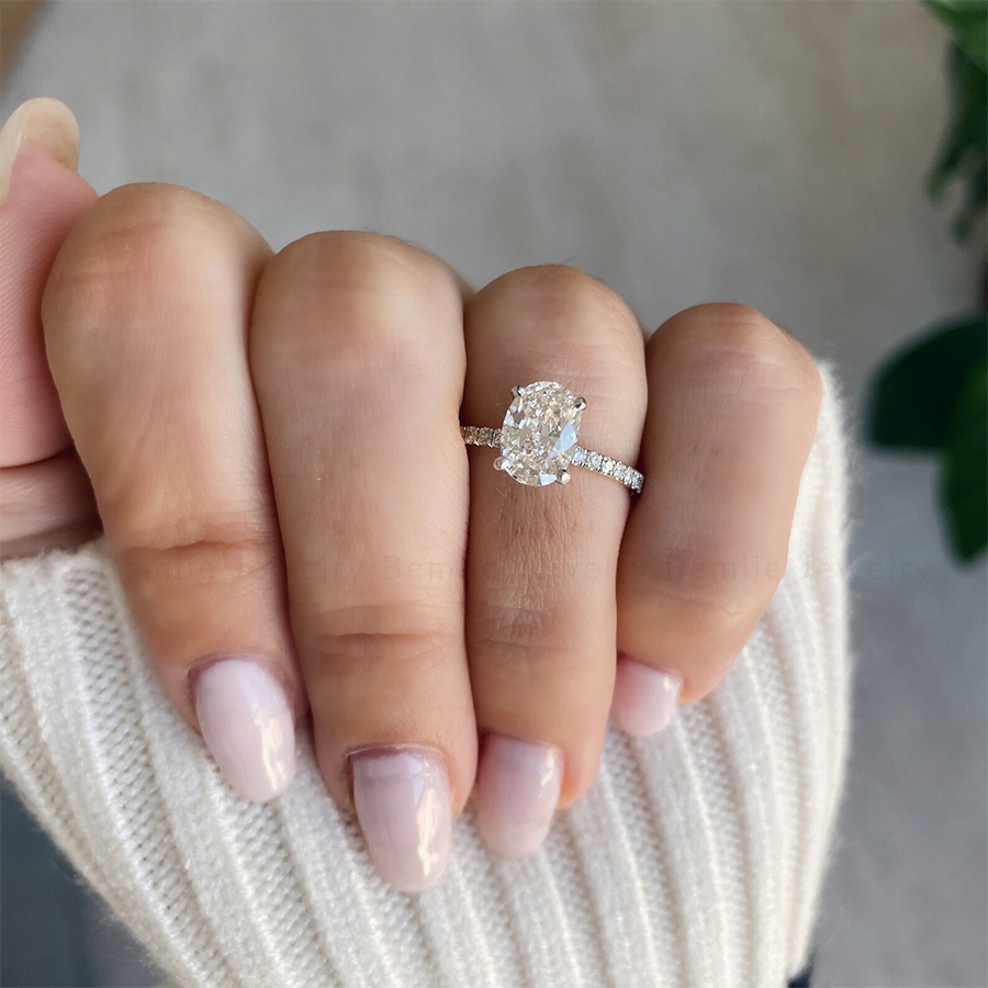 Nhẫn cầu hôn kim cương Oval Solitaire Pave