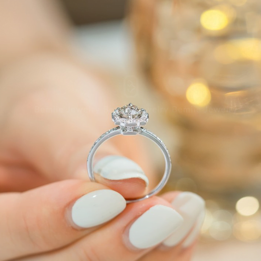 Nhẫn Cầu Hôn Kim Cương Round Halo Pave 18K