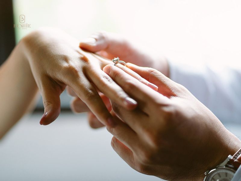 Trao nhẫn cưới ở nhà trai hay nhà gái là đúng nhất?