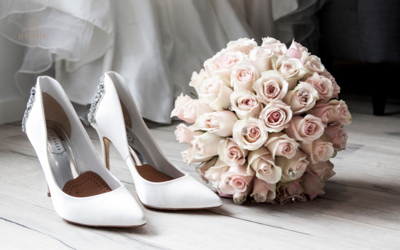 Cần chuẩn bị giày cưới và hoa cưới khi làm checklist đám cưới