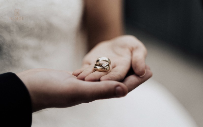 Đừng quên chuẩn bị nhẫn trong checklist đám cưới để khoảnh khắc trao nhẫn trở nên trọn vẹn