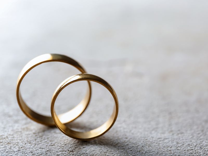 có nên bán nhẫn cưới không