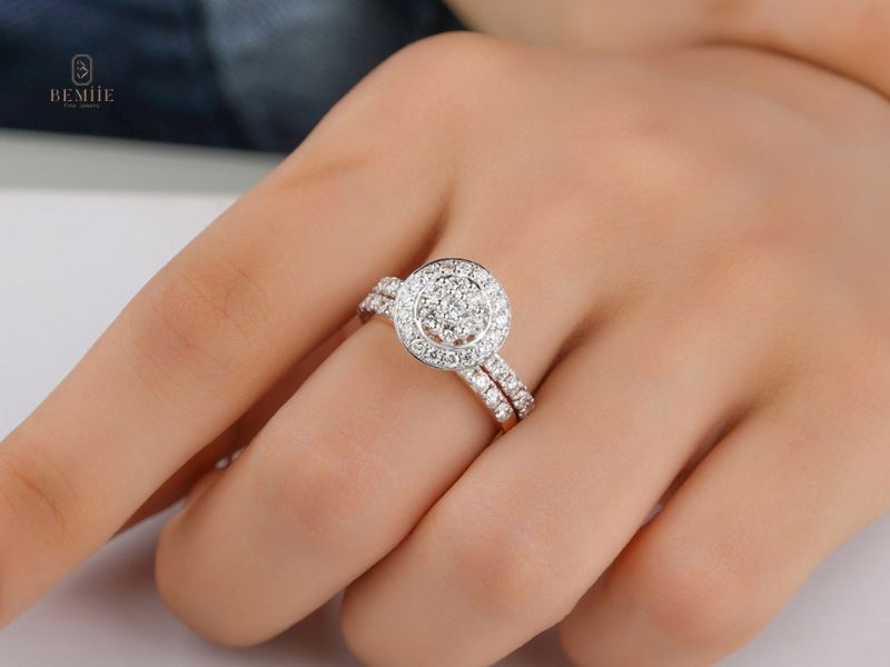 Ý nghĩa khi đeo nhẫn ngón giữa? Nam nữ đeo có gì khác biệt