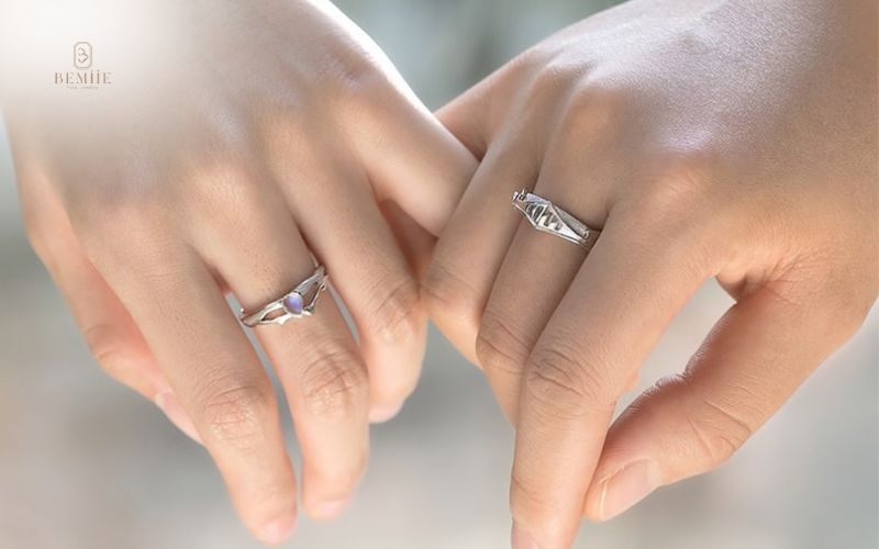 đeo nhẫn ngón giữa