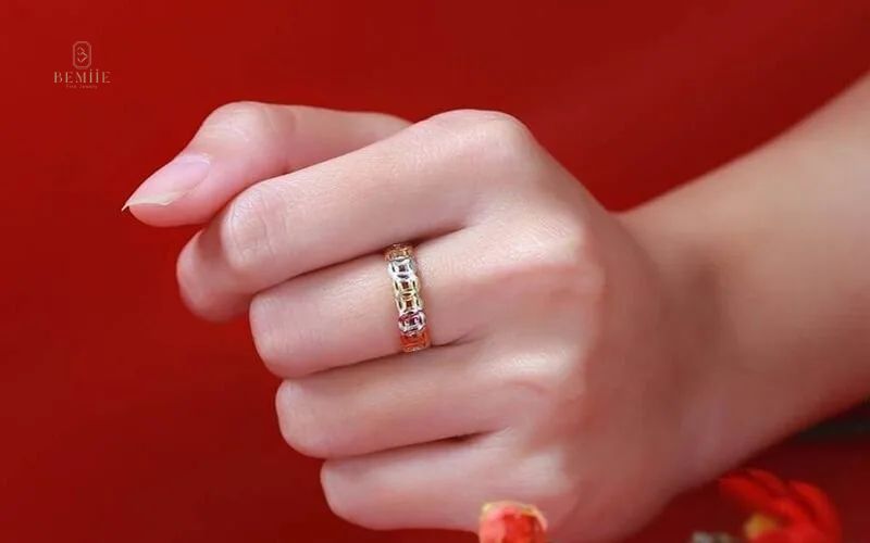 đeo nhẫn ngón giữa