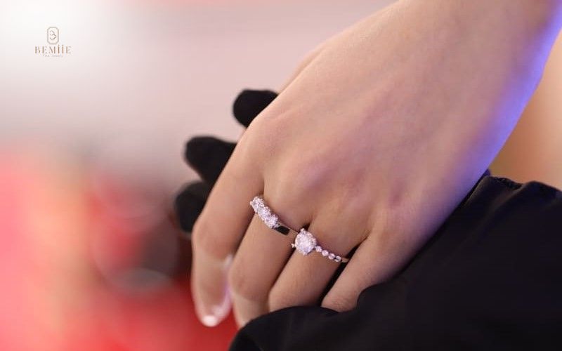 đeo nhẫn ngón giữa