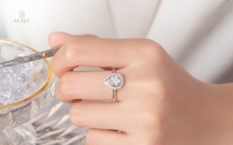 đeo nhẫn ngón giữa