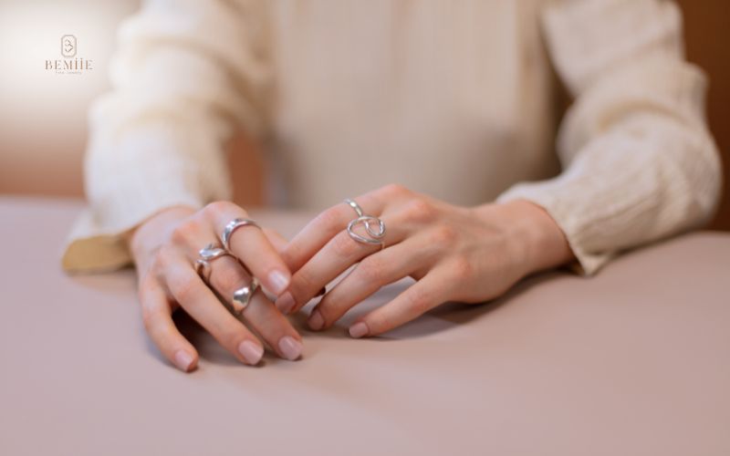 đeo nhẫn ngón nào giữ tiền