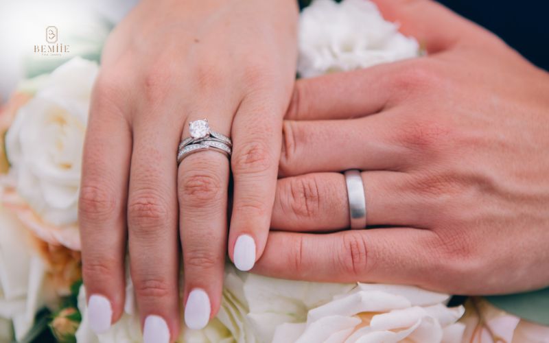 đeo nhẫn ngón nào giữ tiền