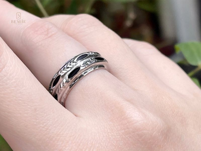 Đeo nhẫn ngón nào giữ tiền và thu hút tài lộc hưng thịnh?