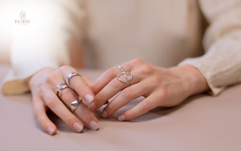 Đeo nhẫn ngón nào may mắn? Bí quyết thu hút tài lộc dồi dào