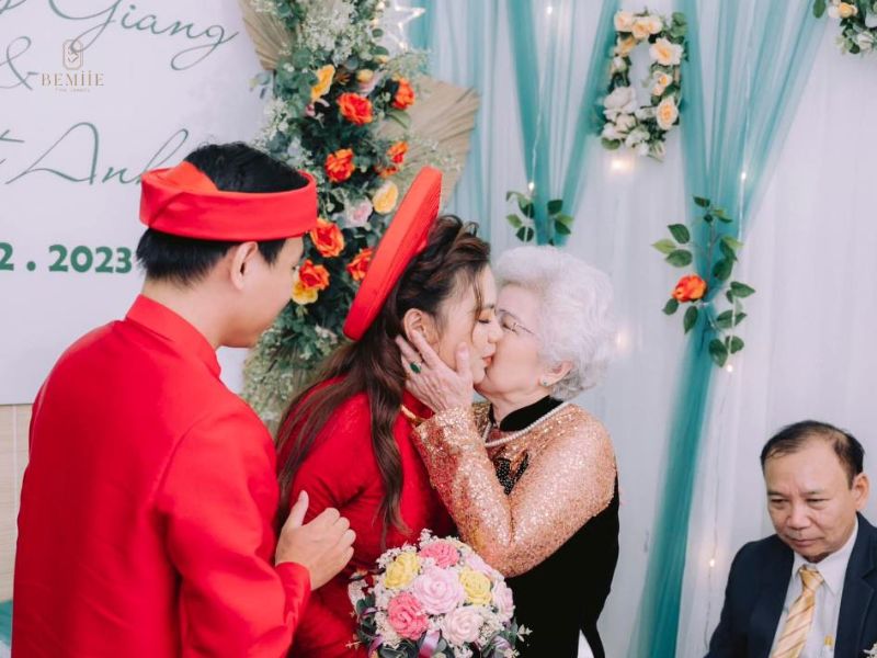 Mẹ cô dâu có được đi đưa dâu không?