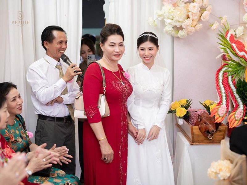 mẹ cô dâu có được đi đưa dâu không