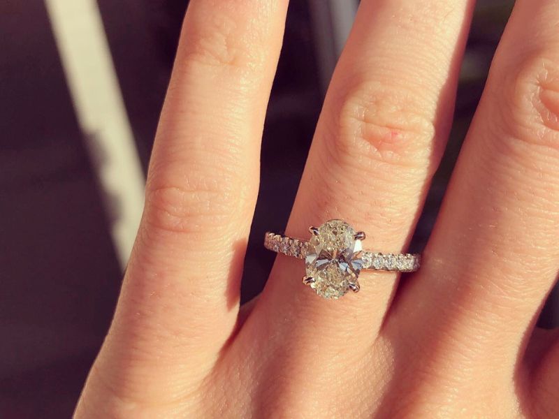 nhẫn đính hôn đeo tay nào