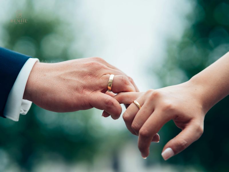 Nhẫn đính hôn đeo tay nào, ngón nào là chuẩn nhất?