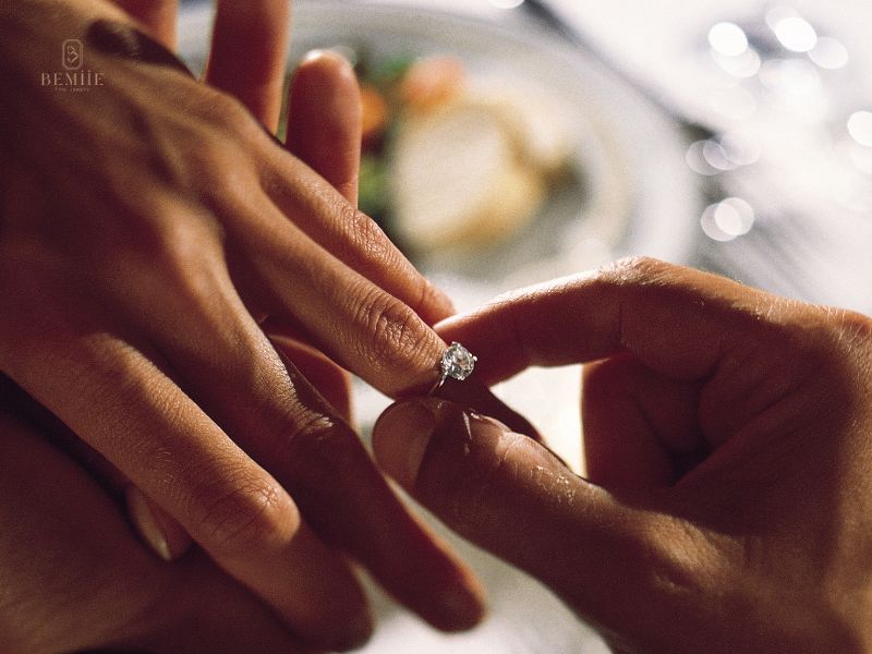 nhẫn đính hôn đeo tay nào