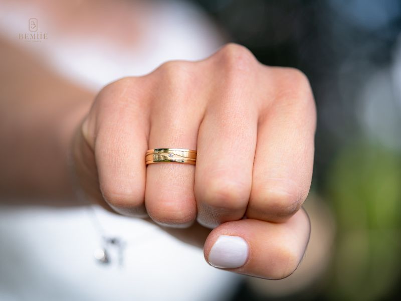 nữ đeo nhẫn ngón áp út tay phải