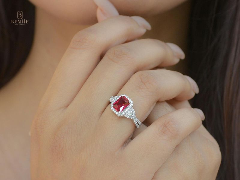 Nữ đeo nhẫn ngón áp út tay phải có ý nghĩa gì?