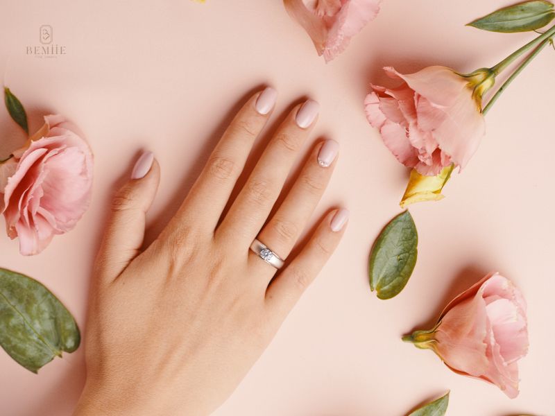 nữ đeo nhẫn ngón áp út tay phải