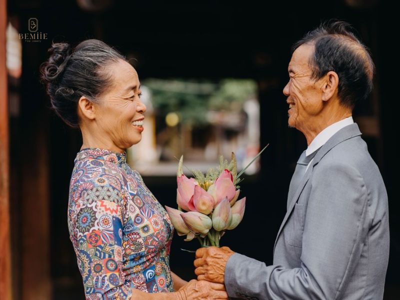 tặng quà kỷ niệm ngày cưới cho bố mẹ