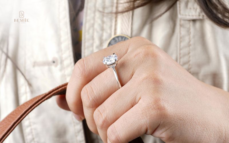 Con gái đeo nhẫn ngón giữa tay trái thể hiện ý nghĩa gì?