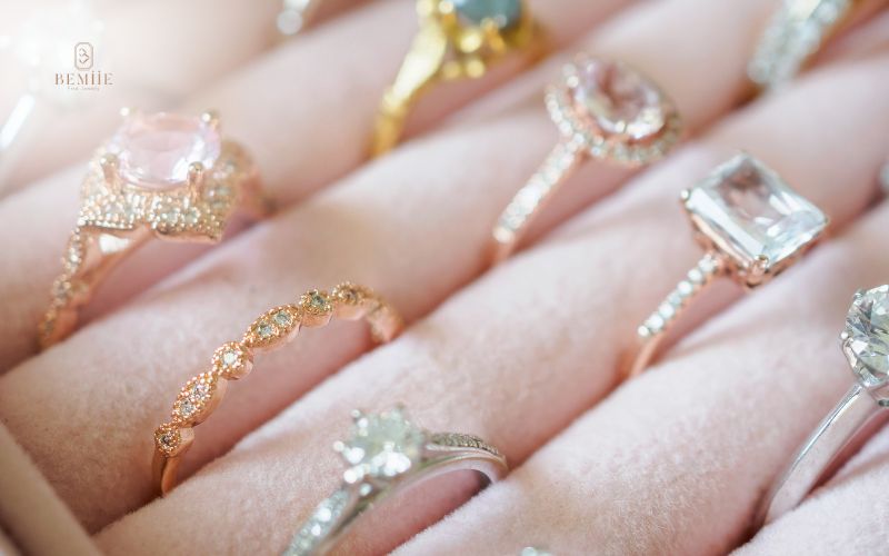 con gái đeo nhẫn ngón giữa tay trái