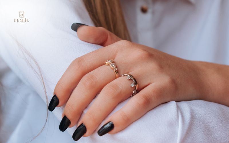 con gái đeo nhẫn ngón giữa tay trái