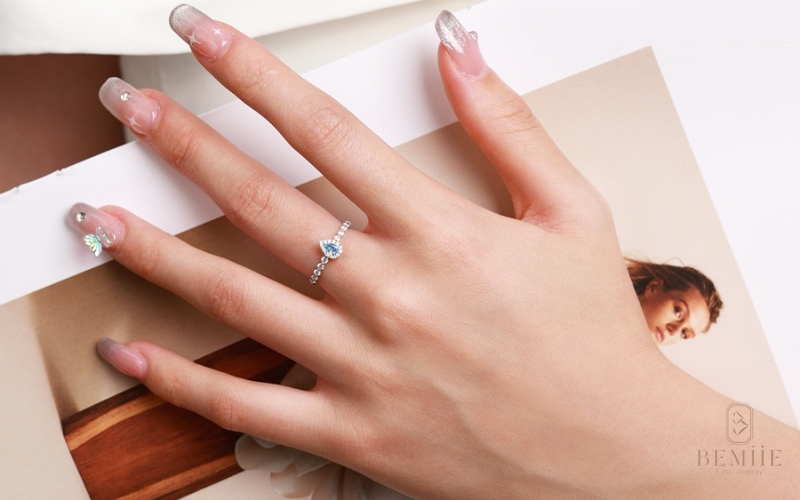 Nhẫn cầu hôn thiết kế riêng là lời tuyên ngôn cho tình yêu đôi lứa sâu sắc hướng tới tương lai cam kết dài lâu với nhau