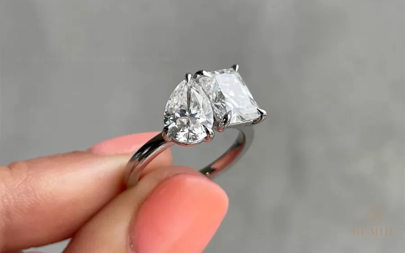 Nhẫn cầu hôn bằng vàng trắng kết hợp với kim cương lấp lánh và giá trị