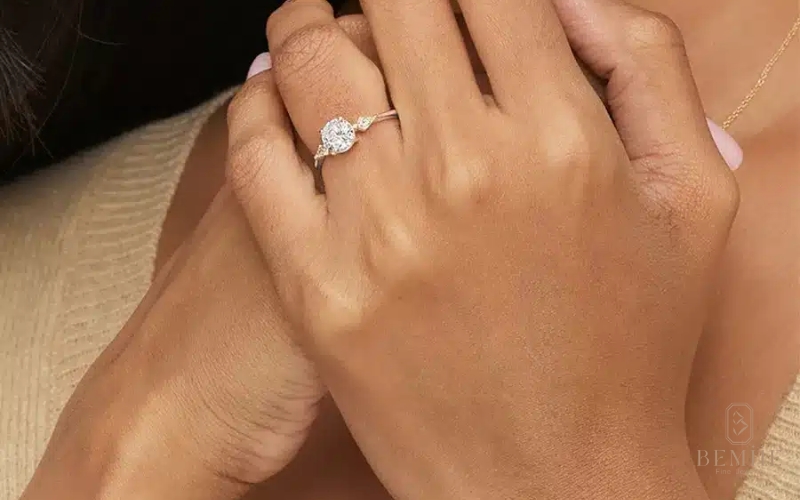 Nhẫn cầu hôn vàng hồng ấm áp, lãng mạn rất phù hợp với các nàng nhẹ nhàng, nữ tính