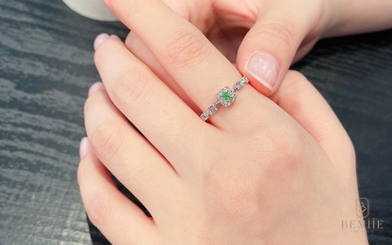 Nhẫn cầu hôn Halo phù hợp với những cô nàng yêu thích sự lộng lẫy