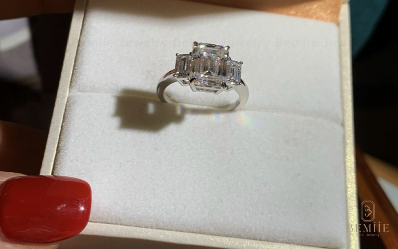 Nhẫn cầu hôn Three-stone là biểu tượng của một tình yêu bền vững, trân trọng hiện hướng tới tương lai