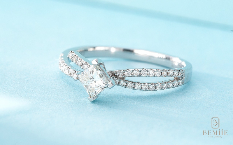 Nhẫn cầu hôn được chạm khắc thủ công tỉ mỉ bởi bàn tay của thợ kim hoàn chuyên nghiệp