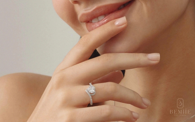 Mẫu nhẫn cầu hôn thiết kế cao cấp, siêu đẹp khiến nàng không thể chối từ