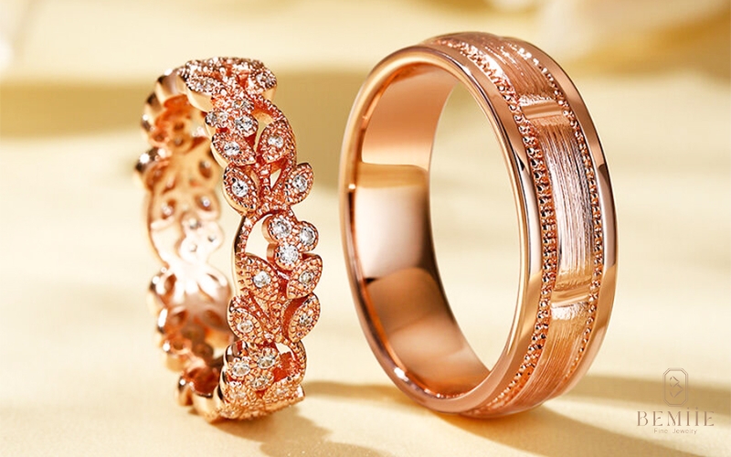 Mẫu thiết kế nhẫn cưới lấy cảm hứng cổ điển với đường nét tinh xảo, đính đá sang trọng