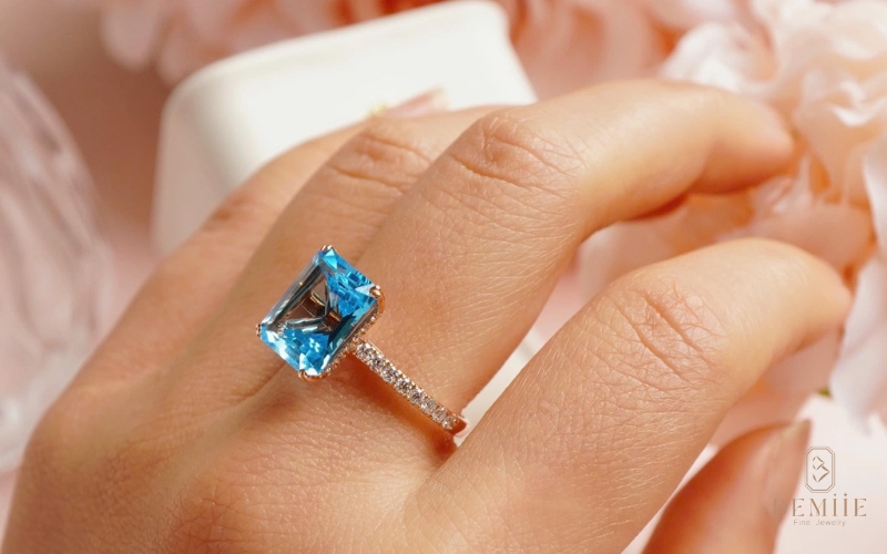 Các mẫu nhẫn cưới thiết kế kim cương, đá quý màu rất được lòng cặp đôi