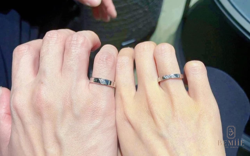 Mẫu nhẫn cưới thiết kế truyền thống với đường nét đơn giản, tinh tế