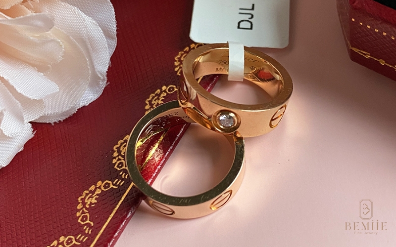 Thiết kế nhẫn khắc tên cho thấy sự đầu tư, tâm huyết và tình cảm chân thành mà bạn dành cho mối quan hệ