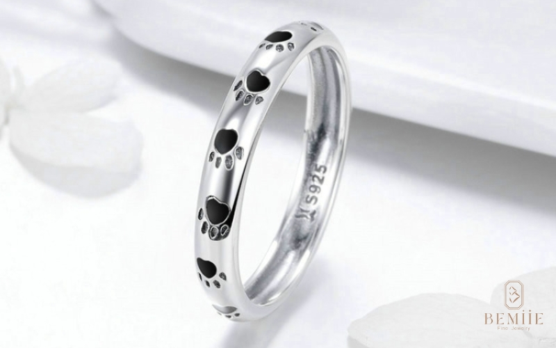 Mẫu nhẫn khắc dấu chân thú cưng độc đáo mới lạ